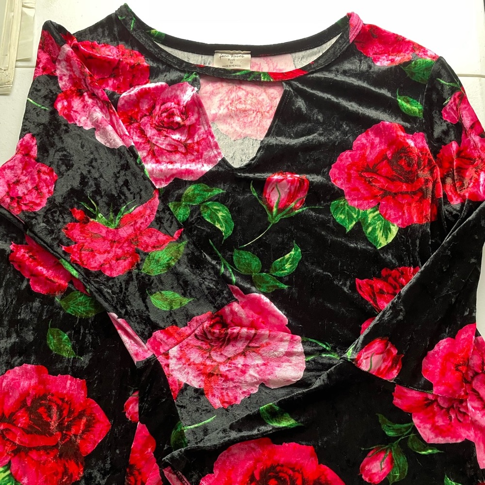 Free Kisses Velvet Roses Women’s Blouse Size XL